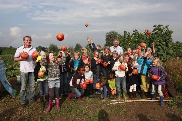 \"Nijmegen, 9-9-2010 . Oogstfeest bij schooltuinen, Schooltuin Wielewaal bij Hollands gemaal\"