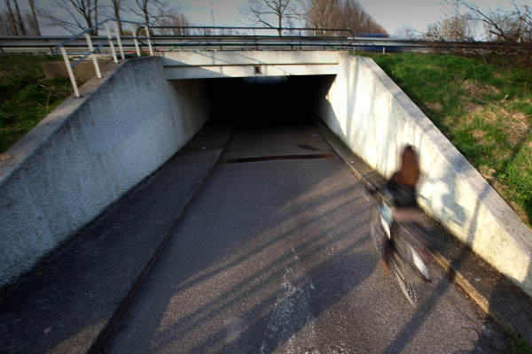 \"Nijmegen, 24-3-2011 . scholiere die door het tunneltje fietst onder de A73. Daar is eerder een meisje aangerand\"