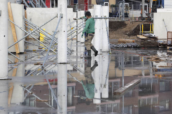 \"Malden, bouwput nieuwe brede school Broeksingel , bouwvakkers aan het werk\"