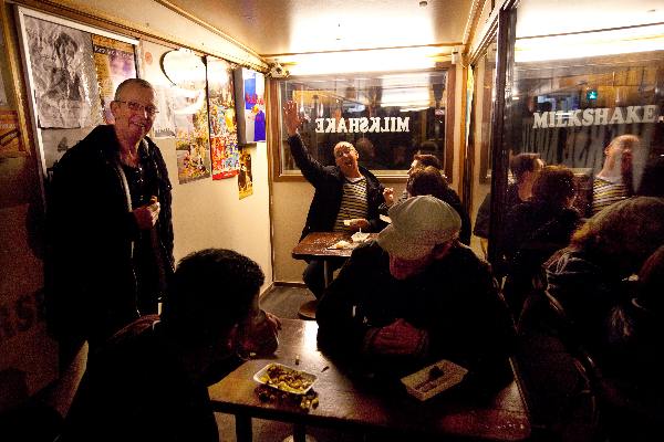 \"Nijmegen, 26-3-2011 . Cafetaria Keizer Karelplein, de friettent, friture aldaar op een zondagmorgen\"