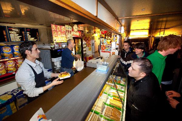 \"Nijmegen, 26-3-2011 . Cafetaria Keizer Karelplein, de friettent, friture aldaar op een zondagmorgen\"