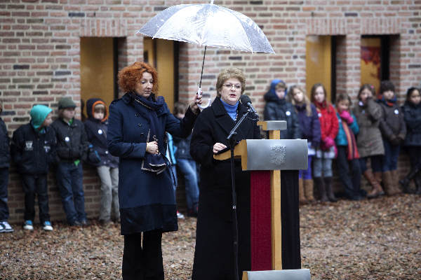 \"Nijmegen, 22-2-2010 . herdenking bombardement, herdenkingsbijeenkomst bij de Schommel. met burgemeesters, kinderen die bloemen leggen en de Amerikaanse ambassadeur, mevr. Levi\"