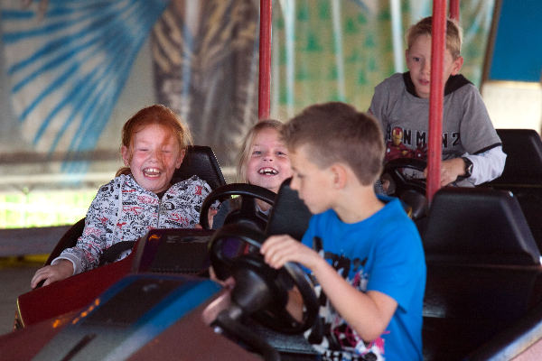 \"Batenburg, kermis met meisjes in de botsauto\'s\"