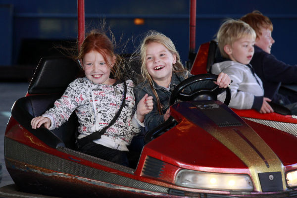 \"Batenburg, kermis met meisjes in de botsauto\'s\"