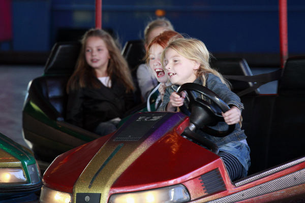 \"Batenburg, kermis met meisjes in de botsauto\'s\"