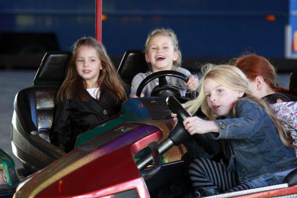 \"Batenburg, kermis met meisjes in de botsauto\'s\"