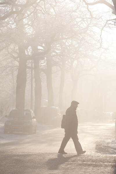 \"Nijmegen, 31-12-2010 . Sneeuw, mist, silhouet, Noorduynstraat\"