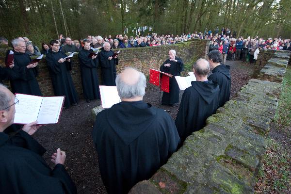 \"Overasselt: Processie en Gregoriaanse gezang van de Schola Cantorum Karolus Magnus bij de koortsboom in Sint Walrick. Bij het ochtendgloren klonk de Hymnus ad Galli cantum: de hymne bij het kraaien van de haan.\"