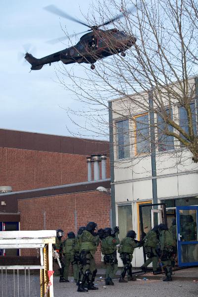 \"Bemmel, , 2-4-11: Militaire oefening in Bemmel, OBC gegijzeld met helikopters en aktie\"