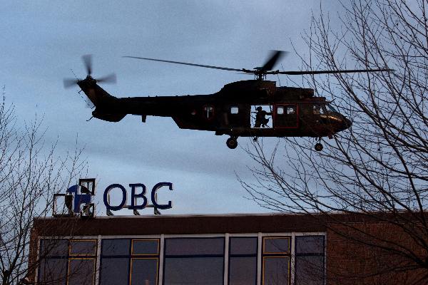 \"Bemmel, , 2-4-11: Militaire oefening in Bemmel, OBC gegijzeld met helikopters en aktie\"