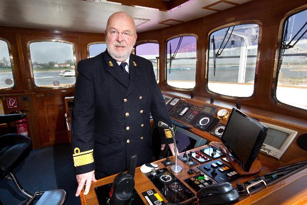 \"Nijmegen, 8-4-2011 . Kapitein Jan Tensen in stuurhut van zijn schip de Royal Crown, ivm songfestival\"