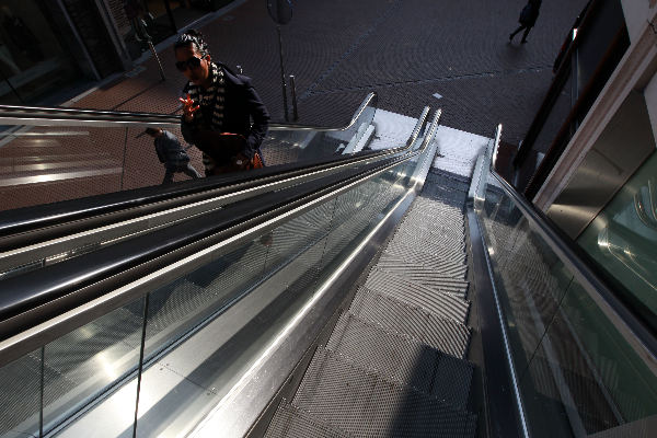 \"Nijmegen, 14-10-2010 .  Marikenstraat,Marienburg, Koopgoot, roltrap\"