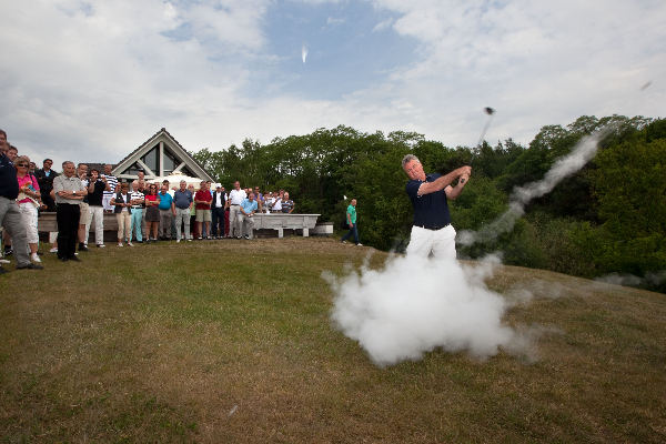 \"Groesbeek, 9-5-2011; Guus Hiddink slaat af op de golfbaan Her Rijk van Nijmegen in Groesbeek, 1e van 4 golftoernooien van Bergh in het Zadel voor de Kankerbestrijding\"