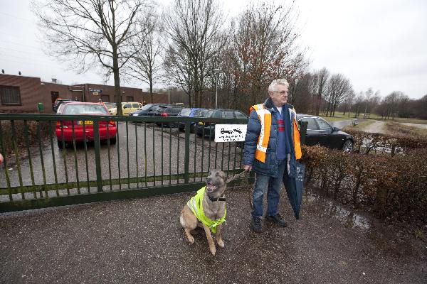 \"Voetbal: DVE/Trajanus - Avios : Wedstrijd moet zonder publiek worden gespeeld. Bewaking voor de poort met steward-hond\"