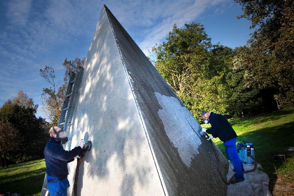 \"Nijmegen, 18-10-2010 . Kunstwerk Horstacker, \'Monument van de juiste en onjuiste verhouding\' wordt gereinigd\"