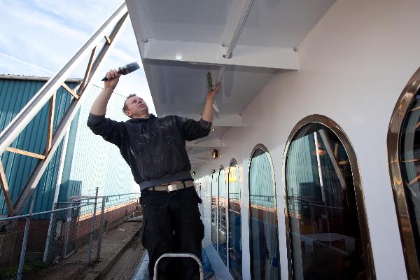 \"Nijmegen, 7-4-2011 . Schip, boot Royal Crown in haven klaar om de drie J\'s naar het songfestival te vervoeren met luxe kamers, keuken, kok enzo. laatste stukje schilderen\"