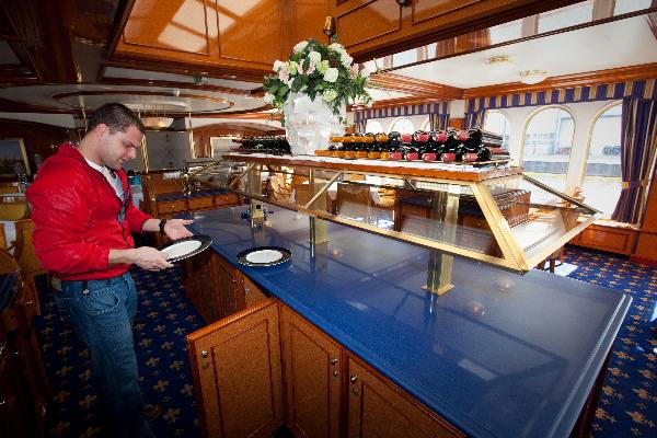 \"Nijmegen, 7-4-2011 . Schip, boot Royal Crown in haven klaar om de drie J\'s naar het songfestival te vervoeren met luxe kamers, keuken, kok enzo, laatste bordencontrole\"