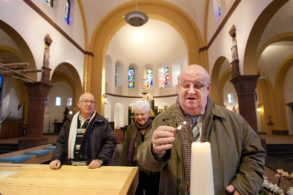 \"Groesbeek, pastoor Damianuskerk steekt kaars aan in vernieuwde\"