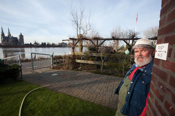 \"Middelaar, Hoger Maaswater, Frans Jansen voor zijn huis\"