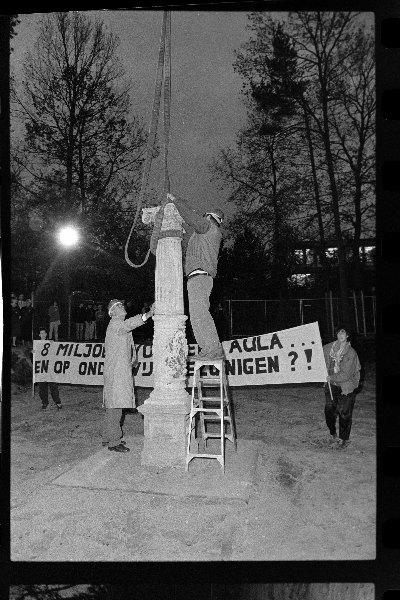 \"november 1986, start nieuwbouw aula run, kun.protest tegen bezuinigingen\"