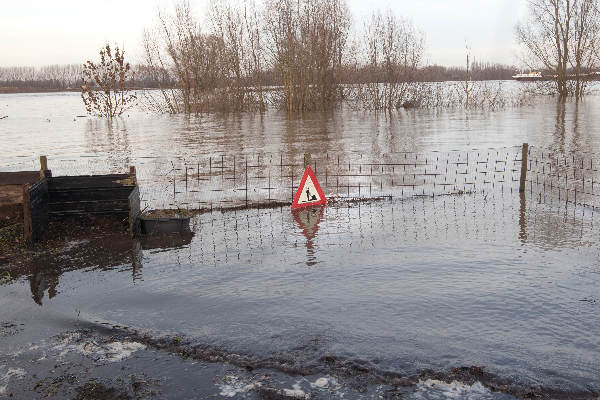 \"Ooy Ooyse banddijk, Waalwater in tuin fam van t Veld.\"