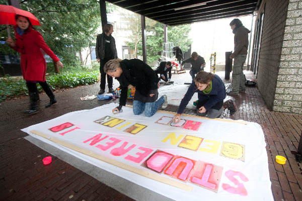 \"Nijmegen, 13-1-2011 .  Radboud universiteit, spuiten van spandoeken voor protestdemo.\"