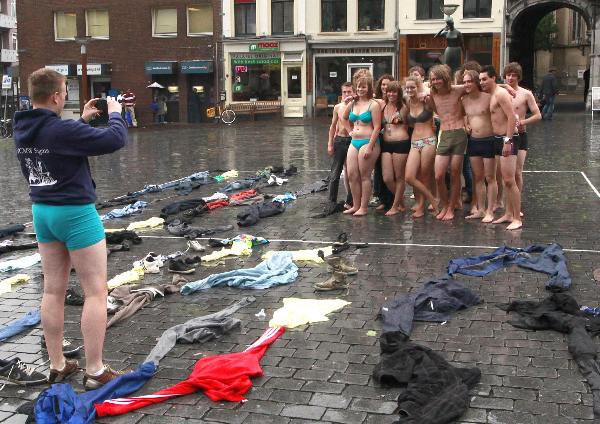 \"Nijmegen, 17-8-2010 . Introductie RUN, Studenten moleculaire scheikunde spelen spelletjes op Groote Markt\"