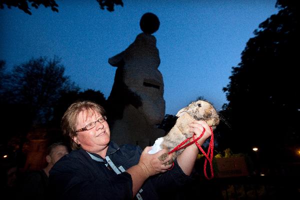 \"Nijmegen, 23-4-2011 . Nacht van het uitkijkkonijn. Doro Krol, de nachtburgemeester, met muziek, wortels en levende konijnen van Marielle van Zijl\"