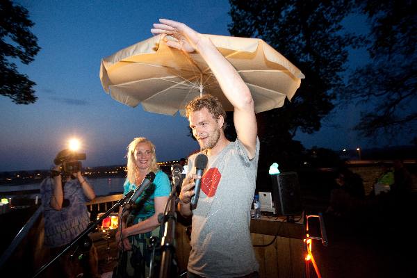 \"Nijmegen, 23-4-2011 . Nacht van het uitkijkkonijn. Doro Krol, de nachtburgemeester, met muziek, wortels en levende konijnen van Marielle van Zijl\"