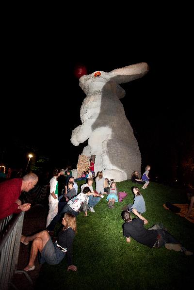 \"Nijmegen, 23-4-2011 . Nacht van het uitkijkkonijn. Doro Krol, de nachtburgemeester, met muziek, wortels en levende konijnen van Marielle van Zijl\"