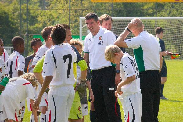 \"Wijchen:Woezik houdt voor de derde keer het internationaal jeugdtoernooi. Onder andere Feyenoord is deelnemer, met als trainer Roy Makaay. Makaay begon als jonge ventje met voetballen bij Woezik.\"