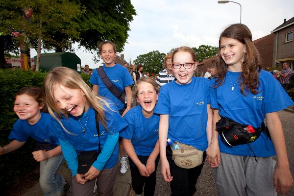 \"Batenburg:vanaf jan baptistschool start avondvierdaagse (panorama)\"