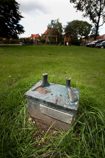 \"Nijmegen, 24-8-2010 . Het beeld \'touwspringend meisje\' is dit weekend gestolen. Het beeld is bij de enkels van het meisje afgezaagd. Haterse-,  Hazenkampseweg\"