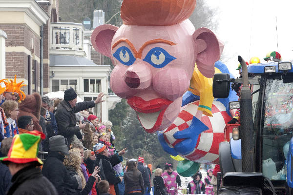 \"Nijmegen, 15-2-2010 . Rozenmoantag, carnavalsoptocht 2010 in Beek-Ubbergen met bierdrinkende jongeren\"