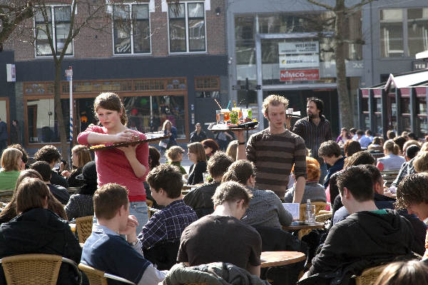 \"Nijmegen, 18-3-2010 . Lente, Terrassen zitten weer vol. Koningsplein.\"