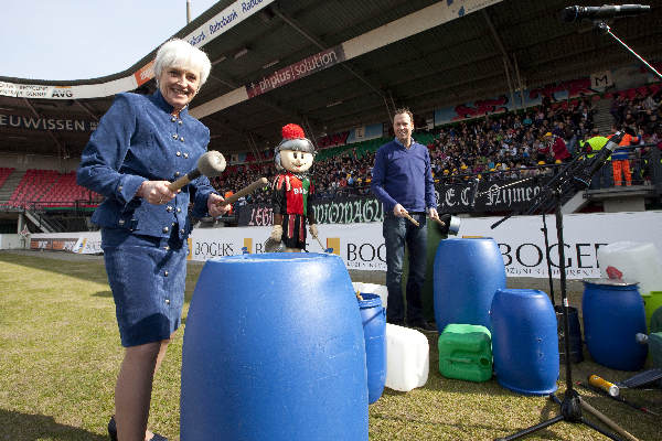 \"Nijmegen, 18-3-2010 . slotmanifestatie klimaatproject Goffertstadion. 1250 kinderen van 35 scholen uit de regio aanwezig. gastoptreden, jochem van gelder, ex=minister cramer, prijsuitreikingen.\"