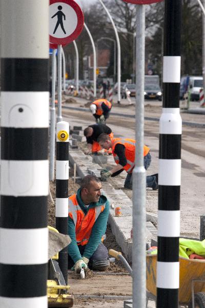 \"Nijmegen, 21-3-2010 . de A325 wordt stadsweg. Bij het Witte Huis, Laauwikstraat, komen verkeerslichten over de weg te hangen\"