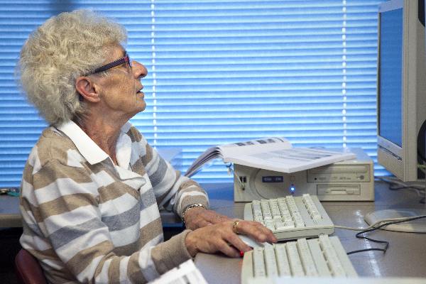 \"Toermalijn, ouderen krijgen computerles. Talis\"
