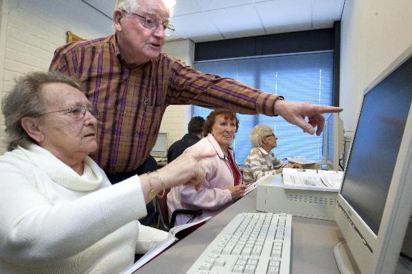 \"Toermalijn, ouderen krijgen computerles. Talis\"