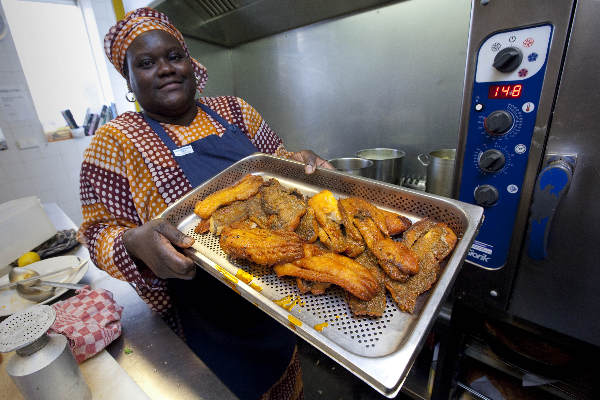 \"Afrikaane vrouwen koken in de Plak. Samenwerking met OntmoetplanB, Wereldvrouwen.\"