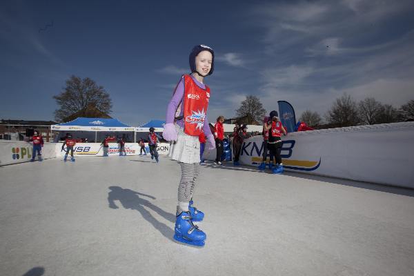 \"Malden, Schaatsbaan  bij AH. kinderen krijgen schaatsles\"