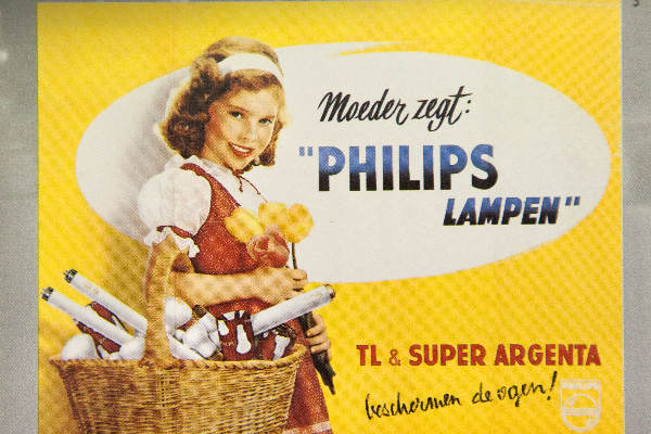 \"Nijmegen, 3-2-2011 . Philipswinkel, Myshop , gaat sluiten. oa. Arie Zoetebier, l.\"