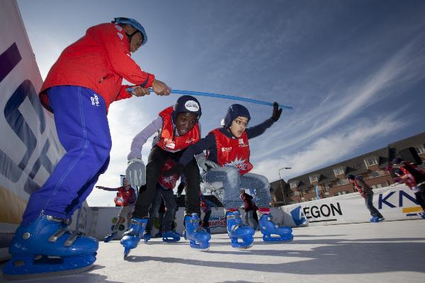 \"Malden, Schaatsbaan  bij AH. kinderen krijgen schaatsles\"