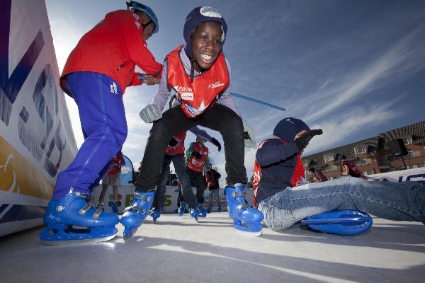 \"Malden, Schaatsbaan  bij AH. kinderen krijgen schaatsles\"