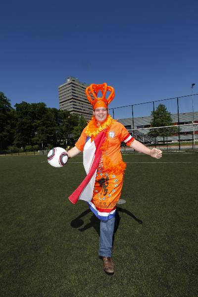 \"Nijmegen, 1-6-2010 . VOX WK-voetbal special, student uit Kameroen, Denemarken en Nederland\"