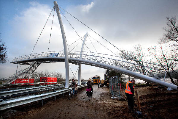 \"Nijmegen, 3-2-2011 . Nieuwe brug in Beek, Ubbergen.\"