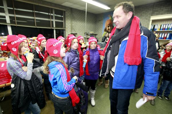 \"Boven-Leeuwen: Piet Paulesma leest weerbericht in Breifabriek De Reuver, Tesstraat 37 . De Reuver breit 12.000 petjes voor weerman.\"