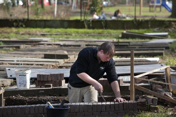 \"Nijmegen, 25-3-2010 . Begraafplaats aan van Gentstraat/Coehoornstraat wordt gerestaureerd.\"