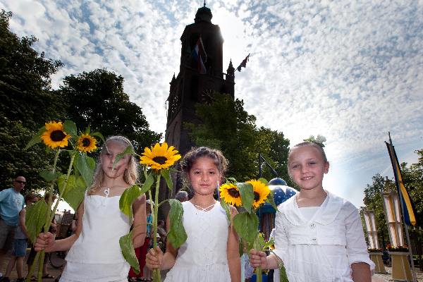 \"Huissen, 6-6-2010 .  Umgang, Maria processie in Huissen\"