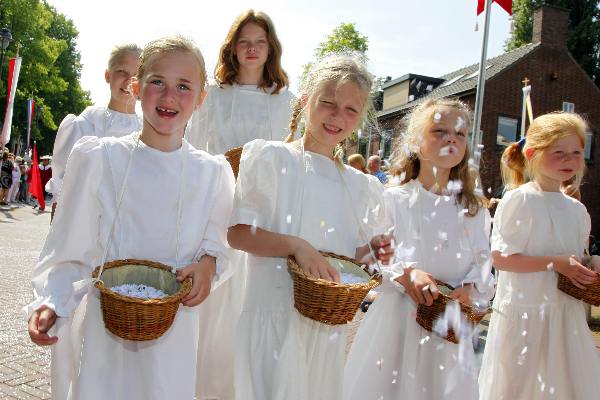 \"Huissen, 6-6-2010 .  Umgang, Maria processie in Huissen\"